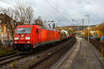 Die 185 255-7 (91 80 6185 255-7 D-DB) der DB Cargo AG fährt am 11 November 2025 mit einem gemischten Güterzug (vermutlich alles leere Wagen) durch Kirchen/Sieg in Richtung Köln.