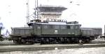 193 012-2 in Schubbreitschaft vor dem Stellwerk in Geislingen Steige am 06.02.1981.