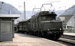 194 081-6 gibt einem Güterzug Schubhilfe auf der Geislinger Steige im Juni 1980.