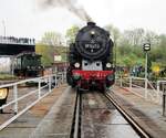 95 1027-2 auf der Drehscheibe und E 77 10 links im Hintergrund beim 8.