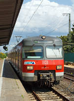   Ein ET 420 (94 80 0420 363-4 D-DB / 94 80 0421 363-3 D-DB / 94 80 0420 863-3 D-DB) der S-Bahn Rhein-Main (DB Regio AG) f�hrt am 11.08.2014 als S 2 (Frankfurt Hbf - Hofheim) in den Bahnhof Bahnhof