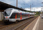 Zwei gekuppelte zweiteilige Stadler FLIRT der DB Regio NRW (ex ET´s der Abellio Rail NRW) erreichen am 09.06.2022, als RE 16  Ruhr-Sieg-Express  (Siegen – Hagen – Essen), den Bahnhof Kreuztal. Die Kreuztaler Abstellgruppe spiegelt sich etwas im vorderen Triebwagen.

Die Triebwagennummern kann man nun bei den DB Regio Triebzügen nicht mehr an der Front erkennen, nun die NVR-Nummern stehen an der Seite. 