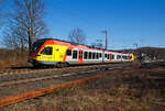 Der 3-teilige Stadler FLIRT 427 541 / 827 041/ 427 041 (94 80 0427 623-4 D-HEB / 94 80 0827 123-1 D-HEB / 94 80 0427 123-5 D-HEB) der HLB Bahn (Hessischen Landesbahn) verlässt am 09.03.2022, als