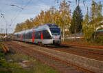 Der dreiteilige Stadler FLIRT DB 427 608-5 / 827 108-2 / 427 108-6, ex Abellio Rail NRW ET 23 2109  Kreis Siegen-Wittgenstein   f�hrt am 30.10.2022,  als RE 16  Ruhr-Sieg-Express  (Essen - Hagen
