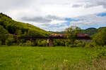 Ein vierteiliger Bombardier Talent 2 fährt am 28 April 2018, als RB 81  Moseltalbahn  (Trier – Cochem – Koblenz), bei Ediger-Eller über die 281 m lange Moselbrücke und
