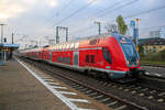 Der Bombardier TWINDEXX Vario Doppelstock-Regionalverkehrstriebzug, mit den Triebwagen 445 059 und 445 052 sowie 2 DoSto-Wagen dazwischen, f�hrt am 17.04.2023 durch den Bahnhof Frankfurt am Main S�d.
