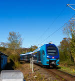 Der Doppelstocktriebzug Stadler KISS 445 129 / 445 629 der DB Regio Nord im NAH.SH-Design (Schleswig-Holstein), als RB 86 von L�beck-Travem�nde Strand nach L�beck Hbf, erreicht am 21 April 2026 bald den Hp L�beck-Travem�nde Hafen. Ich stehe am B� km 19,817.

Der KISS wurde 2022 von Stadler Pankow GmbH in Berlin unter den Fabriknummern 43511/43515 gebaut.
