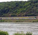 Zwei gekuppelte 460 er Triebz�ge (Siemens Desiro ML II) der trans regio MittelrheinBahn (MRB 26) fahren am 11.08.2011 auf der linken Rheinseite, gegen�ber von Unkel, abw�rts in Richtung K�ln.