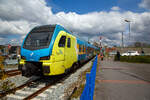 Zwei gekuppelte vierteilige Stadler FLIRT� der WestfalenBahn GmbH (WFB), ein Unternehmen der Abellio GmbH erreichen am 01.05.2022, als RE 15 „Emsland-Express“ den Bahnhof Emden Au�enhafen.