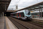 Nun verlassen die beiden gekuppelten f�nfteilige Stadler FLIRT� der VIAS Rail GmbH am 16 Mai 2024, als RE 19 „Rhein-IJssel-Express“ (D�sseldorf Hbf – D�sseldorf Flughafen –