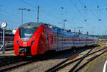Der für das Elektro-Netz Saar RB (ENS) fahrende Alstom CORADIA Continental 2 „Grinsekatze“ 1440 024 / 1440 524, ein vierteiliger Niederflur-Elektrotriebwagen der DB Regio AG - Region Mitte verlässt, als RB 70 Kaiserslautern - Homburg – Saarbrücken – Merzig, den Hauptbahnhof Kaiserslautern.

Der vierteilige Niederflur-Elektrotriebwagen wurde 2023 von ALSTOM Transport Deutschland GmbH (vormals LHB - Linke-Hofmann-Busch GmbH) in Salzgitter-Watenstedt unter den Fabriknummern 1001514 024 A1, B, C und A2 – 4.

Am 3. Mai 2017 gaben Alstom und die DB Regio AG eine Bestellung über 25 vierteilige Coradia Continental für das Elektro-Netz Saar RB Los 1 auf den Strecken Schweich – Trier Hbf – Saarbrücken Hbf – Kaiserslautern Hbf (ab Dezember 2019) und Trier Hafenstraße – Konz – Saarburg (ab Dezember 2020) bekannt. Die Fahrzeuge besitzen eine Höchstgeschwindigkeit von 160 km/h besitzen. Die Wagenkästen sind in weiß lackiert und Fahrzeugköpfe in Rot. Nachdem seit dem 14. Oktober 2019 ein Probebetrieb mit Fahrgästen (im Rahmen des planmäßigen Verkehrs) stattgefunden hatte, sind die Fahrzeuge seit dem Fahrplanwechsel am 15. Dezember 2019 im regulären Einsatz. Rund 150 Millionen Euro investieren die Aufgabenträger und DB Regio in die Beschaffung der 25 neuen Elektrotriebzüge.

Alstom CORADIA Continental 2 ist ein hochmoderner Elektrotriebzug und die ideale Lösung für den Regionalverkehr. Er ist zuverlässig, schnell und leise und bietet für die Passagiere höchsten Fahrkomfort, inklusive reichlich Platz für Fahrräder (15/Fahrzeug) und Gepäck. Der Coradia Continental erreicht Betriebsgeschwindigkeiten von bis zu 160 km/h und bietet als vierteilige Einheiten 206 Sitzplätze. Verschiedene Mehrzweckbereiche halten ausreichend Platz für Rollstühle, Fahrräder und Kinderwagen bereit. Jedes Fahrzeug besitzt 1 barrierefreie Toilette.Die Antriebsausrüstung der Züge ist auf dem Dach angeordnet, sodass der Innenraum großzügig gestaltet ist, u.a. mit einem breiten und stufenfreien Gang für besseren Fahrgastfluss. Insbesondere wird durch eine angepasste Einstiegshöhe in Verbindung mit zusätzlichen Schiebetritten ein sehr komfortabler Zugang in das Fahrzeug gewährleistet. Der Coradia Continental ist im gesamten Zug mit WLAN, Videoüberwachung sowie Laptopanschlüssen und einem Echtzeit-Fahrgastinformationssystem ausgestattet, das Verbindungsdaten anzeigt. Wir sind auch mit einem gefahren, man reist sehr bequem mit ihm.

Alstoms Coradia Reihe von modularen Zügen profitiert von mehr als 30 Jahren kontinuierlicher Weiterentwicklung und bewährten technischen Lösungen. Bisher wurden mehr als 3.300 Coradia Züge verkauft und rund 2.900 verkehren zurzeit in Dänemark, Frankreich, Deutschland, Italien, Luxemburg, den Niederlanden, Schweden und Kanada

Diese vierteiligen Triebzüge setzen sich auch den folgenden Wagenbaureihen zusammen 1440.0 – 1441.0 – 1441.5 – 1440.5 und sind so 73.300 mm und haben 8 Fahrmotoren. Die Triebzüge haben konventionelle Enddrehgestelle und Jakobs-Drehgestelle zwischen den Mittelwagen

TECHNISCHE DATEN:
Hersteller: Alstom Transport Deutschland GmbH (Salzgitter-Watenstedt)
Baureihe: 1440.0
Art: vierteiliger Niederflur-Elektrotriebwagen
Fahrzeugbestand Elektro-Netz Saar: 25
Spurweite: 1.435 mm (Normalspur)
Achsfolge: Bo’(Bo’)(2’)(Bo’)Bo’ in Klammern Jakobs-Drehgestelle
Länge über Kupplung: 73.300 mm
Drehzapfenabstände: 15.550 mm / 2 x 16.400 mm / 15.550 mm
Achsabstand in den Enddrehgestellen: 2.440 mm
Achsabstand in den Jakobsdrehgestellen: 2.700 mm
Treib- und Laufraddurchmesser: 850 mm (neu) / 780 mm (abgenutzt)
Breite: 2.920 mm
Maximale Höhe (über SO): 4.280 mm
Einstieghöhe (über SO): ca. 600 mm
Eigengewicht: ca. 145 t
Minimaler befahrbarer Gleisbogen Werkstatt/Betrieb: 100/150 m
Stromsystem: 15 kV / 16,7 Hz
Höchstgeschwindigkeit: 160 km/h
Dauerleistung: 2.000 kW
Max. Stundenleistung: 2.880 kW
Fahrgastsitzplätze: 206 (davon 14 in der 1. Klasse)
Niederfluranteil: ca. 89 %
Fahrgasteinstiegstüren je Längsseite: 4
Bremse: KB C-el-pn-R-A-E-Mg (D)
