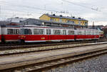 Der vierachsige Elektrotriebwagen ET 22.133 (B4 ET 9481 4942 000-0) ex KFBE 1288, ex KVB 1003, ist gekuppelt mit dem vierachsigen Steuerwagen ES 22.233, ex KFBE 2289, ex KVB  2003, ex KVB 1503, beide der Stern & Hafferl Verkehrsgesellschaft m.b.H. (StH), sind am 14 Januar 2025 beim Bahnhof Vorchdorf-Eggenberg abgestellt. Hinten rechts die E-Lok E 20 006� (A-STH 91 81 1943 001-8) der der Stern & Hafferl Verkehrsgesellschaft m.b.H. (StH), ex SLB E 64, ex SAKOG E 27 001.

Der normalspurige Triebwagen sowie auch der Steuerwagen wurden 1953/54 von Westwaggon (Vereinigte Westdeutsche Waggonfabriken) f�r die KVB - K�lner Verkehrs-Betriebe AG gebaut. Beide haben jeweils nur einen1 F�hrerstand. Im April 1964 gingen sie an die K�ln-Frechen-Benzelrather Eisenbahn (kurz KFBE), die seit 1960 als Ganzes zu den K�lner Verkehrs-Betriebe (KVB) geh�rte. Im Oktober 1969 wurde die Einheit abgestellt, da 1969 der KFBE-Personenverkehr ins K�lner Stra�en- und Stadtbahnnetz integriert wurde. Im Jahr 1970 wurden sie an die LLB f�r Strecke Linz – Eferding – Waizenkirchen, heute Teil der Linzer Lokalbahn (LILO) verkauft. 1975/76 erfolgte die Wiederinbetriebnahme und sie waren lange Jahre auf der Linzer Lokalbahn unterwegs. Die Einheit ist auch unter dem Begriff  Sambawagen  bekannt.

TECHNISCHE DATEN:
Spurweite: 1.435 mm (Normalspur)

Triebwagen (ET 22.133):
Baujahr: 1954
Achsfolge: Bo' Bo' + 2´2`
L�nge: 15.750 mm
Eigengewicht: 24,1 t
Leistung: 272 kW (370 PS)
H�chstgeschwindigkeit: 60 km/h
Sitzpl�tze: 49 (und 7 Klappsitze)

Steuerwagen (ES 22.233)
Baujahr: 1953
Achsfolge: 2´2`
L�nge: 15.750 mm
Eigengewicht: 18 t
H�chstgeschwindigkeit: 60 km/h
Sitzpl�tze: 49
