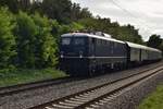 Am Samstag den 13.9.2025 fuhr am Nachmittag die 110 228 mit einem SDZ von Schorndorf nach Oberwesel zum Weinfest mit Feuerwerk. 
Hier ist der Zug mit illustren Wagen am Haken in Neckargerach zu bewundern. 
