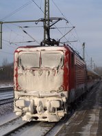 Mit Puderzucker �berzogen steht 112 180-5 mit dem SHE damals noch nach Padborg im Bhf von Schleswig.
