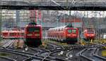 Blick aus dem Hbf auf die Abstellgruppe am Bw L�beck, 6112 172 und 141 sowie die 6152 069 sind dort abgestellt.