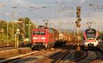 152 025-3 durchfährt hier mit einem langen Gz den Bhf Neuwied, rechts steht der VIAS ET 409 abgestellt.