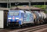 DB/TFG Transfracht 152 136-8 fährt mit einem Öler durch Hamburg-Harburg.