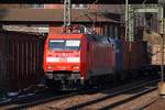DB 152 017-0 mit frischer HU durchfährt hier HH-Harburg mit einem Containerzug.