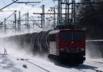 155 032-6 rauscht hier durch den Bhf HH-Harburg und wirbelt mächtig Puderzucker auf.
