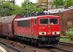 DB 155 197-7 rumpelt hier mit einem Autotransportzug durch HH-Harburg.
