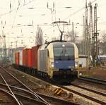 183 705 rollt hier mit einem Containerzug durch den Bremer Hbf.