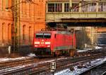 189 002-9 fährt hier am Morgen des 31.01.2012 durch den Bhf HH-Harburg.