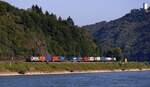 Aus Richtung Bad Salzig kommend, SBB 193 139-3 mit Containerzug unterwegs Richtung Bingen.