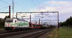 DBCSC 185 326-3 und Akiem/GreenCargo 183 480-1 mit jeweiligem Güterzug in Warteposition im Bhf Padborg/DK.