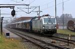 Akiem/GreenCargo 193 482-7 wartet mit ihrem Güterzug am Haken auf Ausfahrt.