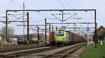 ATLU/GreenCargo 193 407-4 wartet mit der  braunen Wand  dem Volvo-Zug auf Ausfahrt im Bhf Pattburg/DK. 24.04.2026 