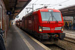 Die DB 193 040 (91 80 6193 040-3 D-DB) eine SIEMENS Vectron MS der DB Cargo AG fährt am 21 Januar 2025 mit einem leeren Autotransportzug (von Emden kommend) durch den Bahnhof Rheine in Richtung