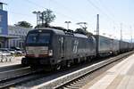 Siemens Vectron X4E-707 (91 80 6193 707-D-DISPO) mit Aufschrift MERCITALIA RAIL und Taschenaufliegerzug in Rosenheim am 12.08.2022.