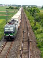 193 225 Siemens Vectrn von Ell eccorail GmbH mit Containerzug in Neu-Ulm Pfuhl am 22.05.2020.