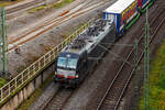 Die Siemens Vectron MS - X4 E - 644 /193 645 (91 80 6193 644-2 D-DISPO) der Beacon Rail Capital Europe GmbH, München (BRCE / DISPO) fährt am 13 November 2025 HELROM Trailer Zug Wien –