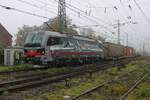 Am sehr nebligen 23 Oktober 2024 verl�sst SBBCI XLoad 193 542 mit ein KLV f�r Kijfhoek Emmerich.