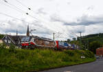 Die an die polnische Bahnoperator Polska Sp. z o.o. (Małaszewicze Małe) vermietete Siemens Vectron MS 7193 625  Emilia  (91 80 7193 625-9 D-ELOC) der ELL Polska Asset Sp. z o.o. (Poznań/Posen) f�hrt am 11 Juni 2026, mit einem KLV-Zug (ein Ganzzug der rum�nischen ROUTIER EUROPEAN TRANSPORT European Transport), durch Kirchen/Sieg in Richtung Siegen.

Die Siemens Vectron MS wurde 2025 von Siemens Mobility GmbH in M�nchen-Allach unter der Fabriknummer 24311 gebaut und an die ELL Polska Asset geliefert. Die MS – Lokomotive (Mehrsystemlok) ist mit 6.400 kW Leistung und 160 km/h H�chstgeschwindigkeit konzipiert. Sie wurde in der Vectron Variante MS A35 ausgef�hrt und hat so die Zulassung f�r Deutschland, �sterreich, Italien, Ungarn, Tschechien, Polen, Slowakei, Kroatien, Slowenien, Rum�nien und Bulgarien (D / A / I / H / CZ / PL / SK / HR / SLO / RO / BG). 

Die SIEMENS Vectron MS der Version A 35 besitzt die Zugsicherungssysteme ETCS BaseLine 3, sowie f�r Deutschland (PZB90 / LZB80 (CIR-ELKE I)), f�r �sterreich (ETCS Level 1 mit Euroloop, ETCS Level 2, PZB90 / LZB80), f�r Italien (SCMT), f�r Ungarn (ETCS Level 1, EVM (Mirel)), f�r Tschechien und die Slowakei (LS (Mirel)), f�r Polen (SHP), sowie f�r Kroatien, Slowenien, Rum�nien und Bulgarien (PZB90).
