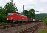 185 232-6 der DB Schenker Rail zieht eine gemischten G�terzug in Richtung K�ln, hier am 30.06.2012 bei Betzdorf (Sieg).