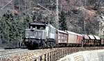 193 006-4 gibt Schubhilfe f�r einen gemischten G�erzug auf dem M�hltalfelsendamm der Geislinger Steige am 23.04.1982.