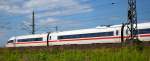Aufgrund er Aufnahmeposition scheint der ICE 3 �ber die Schienen zu schweben.