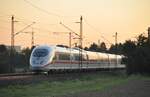 ICE 3 bei Neu-Ulm Pfuhl bei Sonnenuntergang am 30.09.2011.