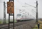 ICE 3in Neu-Ulm Pfuhl im Dunst am 04.11.2011.