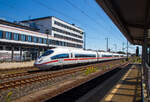 Der ICE 3  Oberhausen   Tz 307 rauscht am 12.08.2022 durch den Bahnhof Siegburg/Bonn in Richtung Köln.