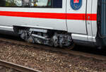 Detailbild Drehgestell des Stromrichterwagen der zweiten Klasse, 93 80 5 411 609-1 D-DB, der Gattung Bpmbz, des 7-teilige ICE T - Tz 1109 „G�strow“ der DB Fernverkehr AG am 14 Mai 2022 im