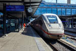Einer der wenigen deutschen ICE´s die noch Schweiz gelassen worden sind, ein dreizehnteiliger (374 m langer) ICE 4 der BR 412.0, erreicht am 11 September 2023, als ICE 70 von Chur via Basel SBB und Frankfurt am Main Hbf nach Berlin Hbf (Tief), p�nktlich Basel SBB. Wobei die Abfahrtzeit hier wird sich schon etwas verz�gern, da der ICE noch auf Fahrg�ste einer anderen Fahrt warten muss. Angezeigt waren ca. 7 Minuten, aber es werden 15 Minuten.

Aber wir hatten hier Gl�ck und konnten, kurz nach unserer Ankunft in Basel SBB, mit diesem ICE fahren, es war einer der ganzwenigen Z�ge �berhaupt die nach Deutschland fuhren. 

Die Schweizerische Bundesbahnen (SBB) machen ernst, Fernz�ge aus Deutschland (der DB AG), die gr��ere Versp�tungen haben, werden nicht mehr aufs Schweizer Netz (SBB Netz) gelassen. Dies konnten wir schon auf unserer Hinreise erleben. Unser ICE von Frankfurt a. M. hatte ca. 40 Minuten Versp�tung, endete die Fahrt in Basel Badischer Bahnhof (Basel Bad). Dieser ist schon auf Schweizer Staatsgebiet, aber Eigentum der Bundesrepublik Deutschland, und ist so die Trennstelle zwischen den Netzen der DB AG und den SBB. So mussten wir mit der Tram (oder Bus) zum Bahnhof Basel SBB fahren, eine S-Bahn gibt es auch aber der Takt passte nicht.

So lief es auch hier am 11.09.2023, unser eigentlich geplante ICE kam auch nicht herein und stand in Basel Bad, in den h�tten wir eigentlich dann einfach umsteigen k�nnen, aber der hat dann nicht auf seine nicht wenigen Fahrg�ste aus der Schweiz gewartet. F�r uns war es aber egal ob wir nach Frankfurt Flughafen oder Hauptbahnhof fuhren, da die Siegstrecke noch zu war, wollten wir eh �ber die Dillstrecke fahren.
