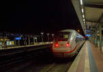 Der zwölfteilige DB ICE 4 Tz 9006 „Martin Luther“ (der Baureihe 412.0) verlässt am Abend (22:44 Uhr) des 16 Mai 2022, als ICE 617 von Hamburg-Altona via Köln Hbf, Frankfurt(M)Flughafen Fernbf nach Stuttgart Hbf, den Bahnhof Siegburg/Bonn. Er hatte uns mit fast 40 Minuten Verspätung von Hamburg Hbf nach hier gebracht, das Problem war eine Streckensperrung zwischen Hamburg und Bremen.

An dem Tag war auch Vollmond, den man erkennen kann.