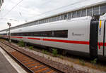 Der Bordrestaurant-/erste Klasse-Wagen 93 80 8812 081-2 D-DB (der Gattung ARmz 8812.0) als Wagen Nr.