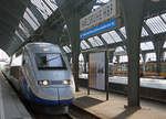 DB/SNCF: TGV 9576 Strassbourg - Paris-Est bei der Einfahrt Karlsruhe Hbf am 29.