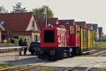 . G�terverkehr bei der Borkumer Kleinbahn - Die Diesellok  M�nster  zieht den Altbauwagen N� 48 vom F�hranleger in die Stadt. 08.10.2014 (Jeanny)

Die technischen Details der Lok  M�nster :
Hersteller: Sch�ma
Fabriknummer: 1989
Baujahr: 1957
Spurweite: 900 mm
Herstellertyp: CFL-90
Bauart/Achsfolge: B-ch