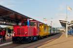 . Die Sch�ma Schmalspur Diesellok  Aurich  der Borkumer Kleinbahn steht am 08.10.2014 als Schublok f�r den Inselbahnzug am F�hranleger in Borkum. (Jeanny)