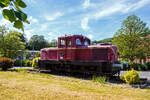 Die Jung R 42 C ehemalige Werkslok Nr. 12 der Firma Gontermann-Peipers, ex SK 12 Siegener Kreisbahn, ex Lok 12 der Kleinbahn Weidenau-Deuz, hier am 28 Mai 2026 als Denkmallok in Kirchen/Sieg, gleich neben ihrer „Geburtsst�tte“ der ehemalige Lokomotivfabrik Arnold Jung Jungenthal.

Diese Jung R 42 C, die von der Gie�erei Gontermann-Peipers GmbH, Siegen-Kaan-Marienborn an den Heimatverein Kirchen gestiftete Jung-Lok kehrte zu ihren Wurzeln nach Kirchen zur�ck und ist nun als Denkmal, gleich neben den Werkshallen der ehemaligen Lokfabrik Jung Jungenthal GmbH aufgestellt.

Die Lok vom Typ R 42 C wurde 1959 von der Firma Jung Jungenthal GmbH, Kirchen (Sieg) unter der Fabriknummer 13117 gebaut und an AB Industridiesel in Stockholm (ein H�ndler) geliefert. Sie wurde aber, aus unbekannten Gr�nden, 1960 wieder an Jung zur�ckgegeben, die sie dann an die Kleinbahn Weidenau-Deuz lieferte. Die Kleinbahn Weidenau-Deuz erhielt ebenso wie die Siegener Kreisbahn vier Lokomotiven und die Freien Grunder Eisenbahn in Herdorf eine, so dass nach der Fusion als Siegener Kreisbahn 1970 dort neun Lokomotiven verkehrten. Durch die Fusion zum 01.01.1970 wurde sie dann zur SK 12. Von 2000 bis 2002 war die Lok dann an die BLE - Butzbach-Licher Eisenbahn AG, Butzbach vernietet. Im Februar 2003 wurde sie dann an Gontermann-Peipers verkauft.

Die Jung R 42 C ist eine dieselhydraulische Lokomotive von der 32 Exemplaren von Arnold Jung Lokomotivfabrik in Jungenthal bei Kirchen/Sieg gebaut wurden. Sie war vor allem f�r den Rangiereinsatz im Werksdienst vorgesehen, ab 1955 wurde die R 42 C angeboten. Sieben Loks von diesem Typ gingen in den Wehrdienst, sie wurden zwischen 1956 und 1959 von der Bundeswehr beschafft und bei der Truppe unter der Versorgungsnummer 2210-12-120-7680 in den Bestand �bernommen.

Die Achsfolge ist C, als Antrieb dient ein aufgeladener MAN-Motor W8V 17,5/22A (wassergek�hlter 8 Zyl. Reihenmotor) mit einer Leistung von 440 PS bei 1100 U/min, dieser �bertr�gt seine Leistung auf ein hydraulisches Voith-Turbo-Getriebe L 37 U, dieses wiederum auf eine hinten liegende Blindwelle, die die drei Achsen �ber Kuppelstangen antreibt. Diese Leistungssteigerung von 40 PS, gegen�ber der R 40 C, machte den Einbau eines gr��eren L�fters notwendig. Dieser ist am L�ftergitter auf dem Aufbau der dem Motor abgewandten Vorbau zu erkennen. Die Maschinen verf�gen bei vergr��ertem Raddurchmesser �ber einen verk�rzten Radstand gegen�ber der R 40 C.

TECHNISCHE DATEN:
Achsfolge: C
Spurweite: 1.435 mm (Normalspur)
L�nge �ber Puffer: 9.285 mm
Achsstand: 2 x 1.700 mm = 3.400 mm
Raddurchmesser: 1.100 mm
Breite: 3.120 mm
H�he: 3.975 mm
Eigengewicht: 43.500 kg
Dienstgewicht: 45.000 kg
Motor: wassergek�hlter 8-Zylinder 4-Takt MAN-Reihendieselmotor W 8 V 17,5/22 A mit Abgas-Turbolader
Hubraum: 42,32 Liter 
Leistung: 324 kW (440 PS) bei 1.100 U/min 
H�chstgeschwindigkeit: 60 km/h / im Rangiergang 25 km/h
Schaltgetriebe: Voith L37Ab
Wendegetriebe: Jung 420G
Bremse: Klotzbremse, an allen 6 R�dern
Betriebsbremse: K-GPmZ (einl�sige Knorr-Bremse mit Zusatzbremse), pneumatisch, auf alle 6 R�der wirkend
Bremsgewicht: 40 t (P); 29 t (G)
Feststellbremse: Handrad, mechanisch, auf alle 6 R�der wirkend
Tankinhalt: 820 Liter (Diesel)
Sonstiges: L�utewerk, Sicherheitsfahrschaltung

Im deutschen Fahrzeugeinstellungsregister ist f�r die Jung R 42 C die Nummer 3942 vorgesehen, diese hier hat aber keine NVR-Nummer da sie nur auf dem Werkgleis f�hrt.

Durch das L�utewerk, das bei dem teilweisen Betrieb wie Stra�enbahn bei der Siegener Kreisbahn, st�ndig l�utete, wurde die Siegener Kreisbahn auch im Volksmund „Bimmelbahn“ genannt.
